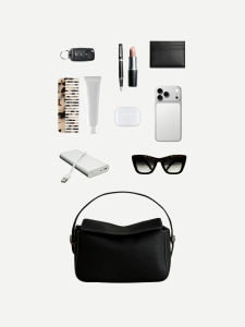 Torebka skórzana czarna minimalistyczna na szerokim pasku crossbody Nuvola Venasti.webp