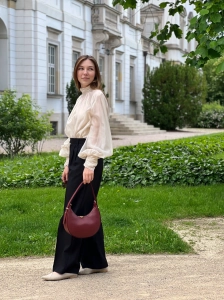 Torebka skórzana bordowa na ramię półksiężyc MOON Venasti minimalistyczna elegancka9.webp