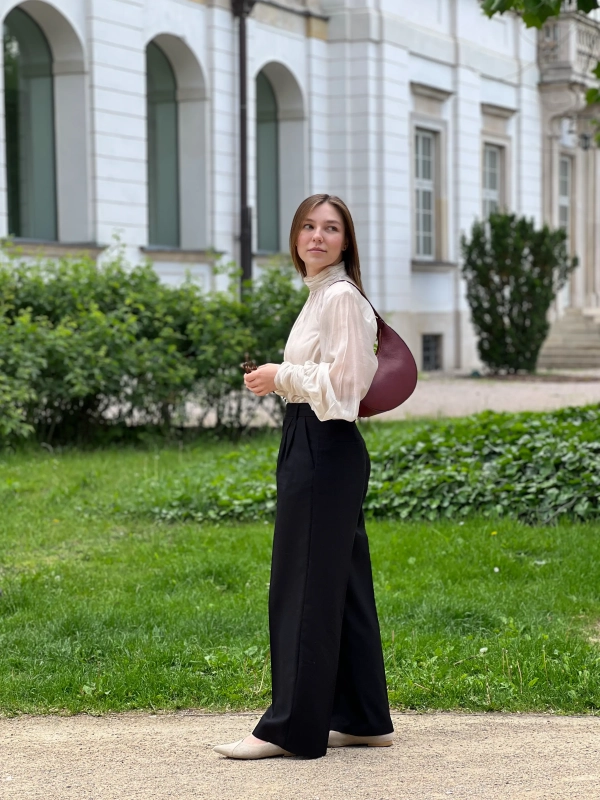 Torebka skórzana bordowa na ramię półksiężyc MOON Venasti minimalistyczna elegancka10.webp