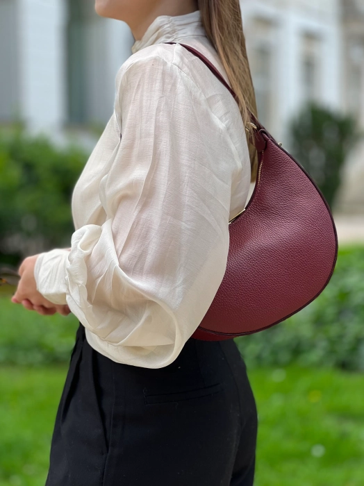 Torebka skórzana bordowa na ramię półksiężyc MOON Venasti minimalistyczna elegancka12.webp
