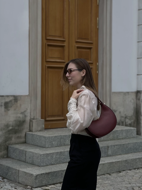 Torebka skórzana bordowa na ramię półksiężyc MOON Venasti minimalistyczna elegancka4.webp
