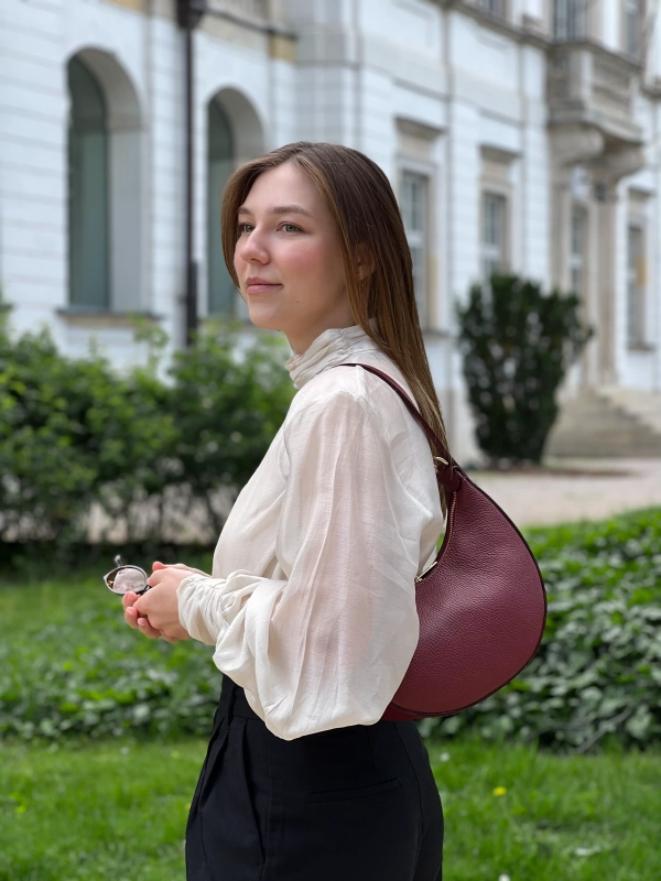 Torebka skórzana bordowa na ramię półksiężyc MOON Venasti minimalistyczna elegancka.webp