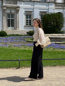Torebka skórzana pikowana w duże romby beżowa na łańcuszku elegancka Vivienne Venasti.webp
