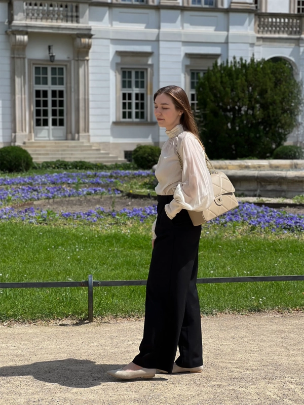Torebka skórzana pikowana w duże romby beżowa na łańcuszku elegancka Vivienne Venasti.webp