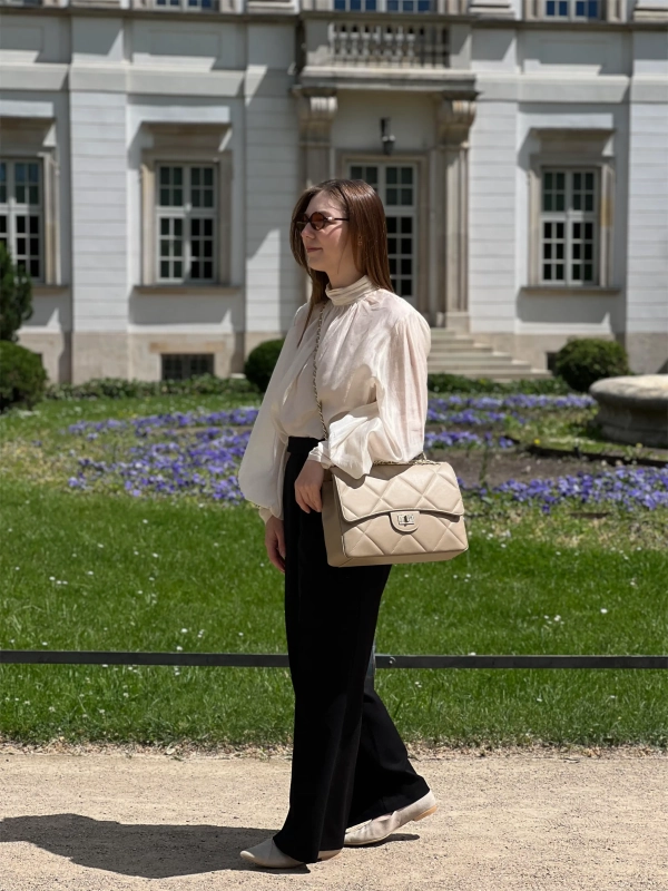 Torebka skórzana pikowana w duże romby beżowa na łańcuszku elegancka Vivienne Venasti.webp
