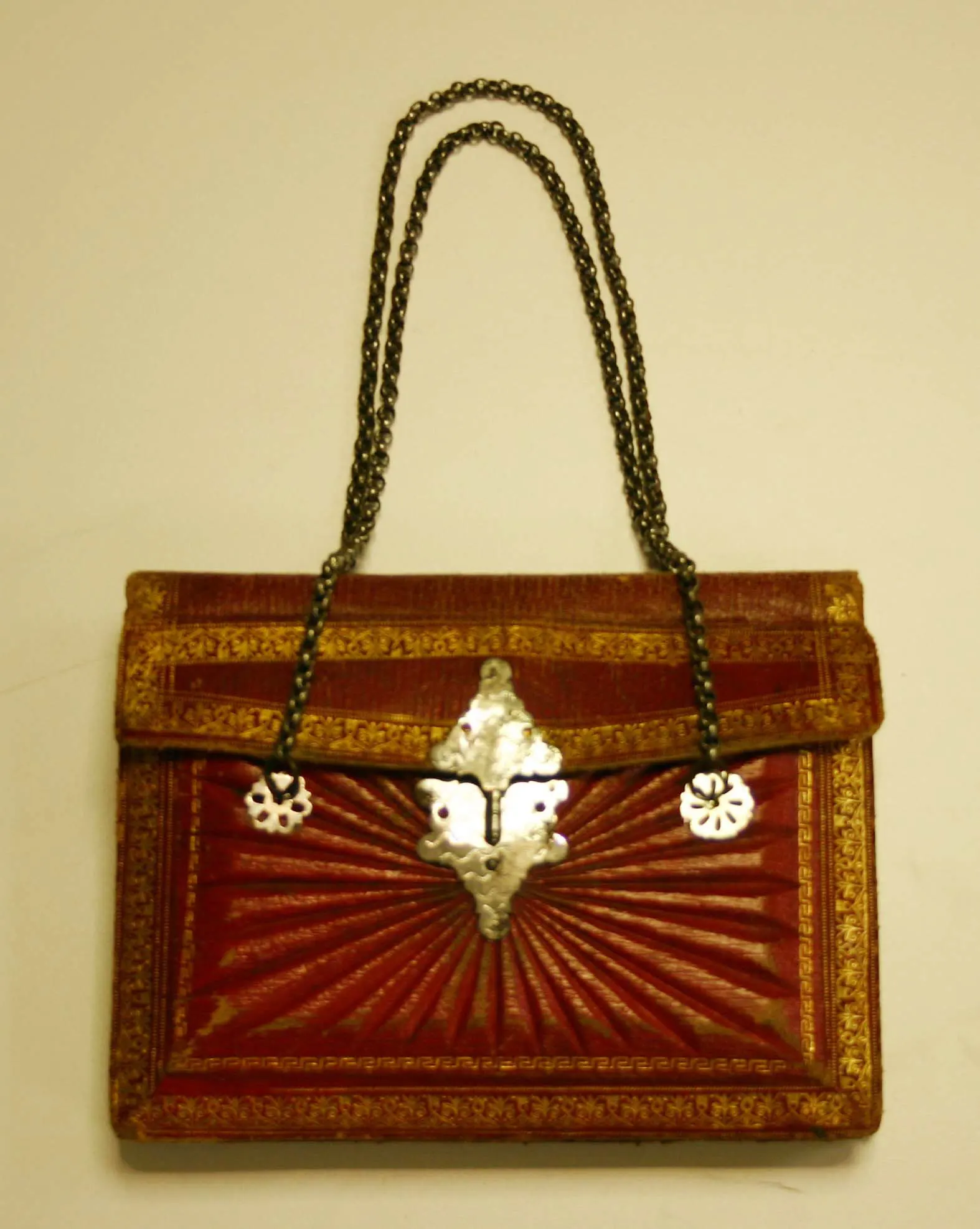 reticule z lat 1800–1810 jako poprzedniczka współczesnej damskiej torebki